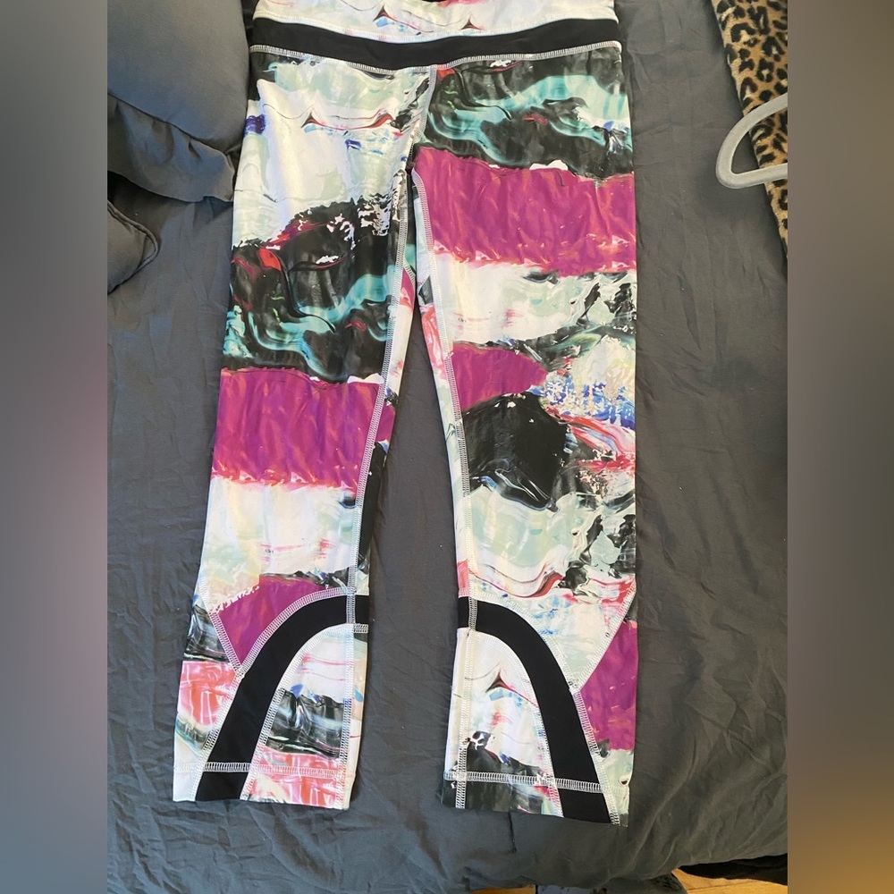 Rare like new Lululemon size 6 cropped leggings! Like the new Throwback Pattern!